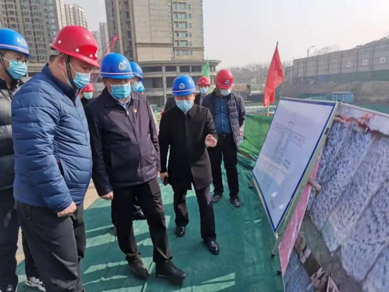市委常委、市政府黨組成員魏建平調(diào)研左掖門游園停車場項(xiàng)目建設(shè)工作
